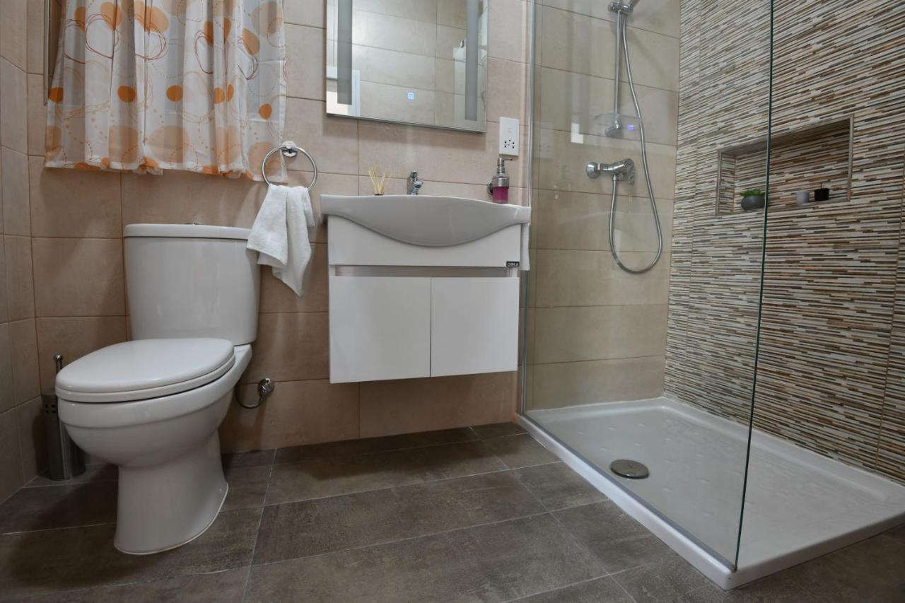 A Bed Of Roses Apartamento Marsalforn Exterior foto