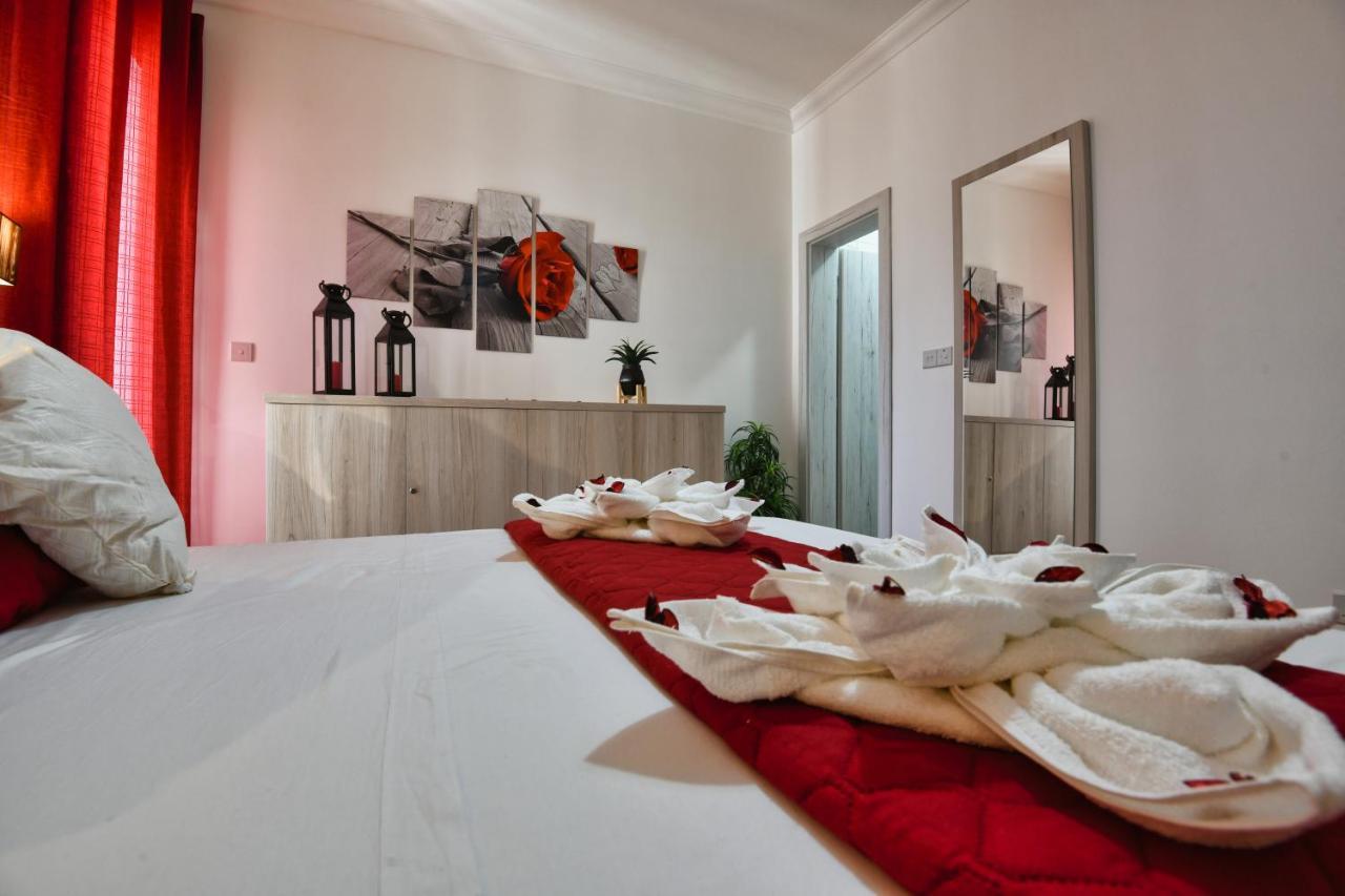 A Bed Of Roses Apartamento Marsalforn Exterior foto