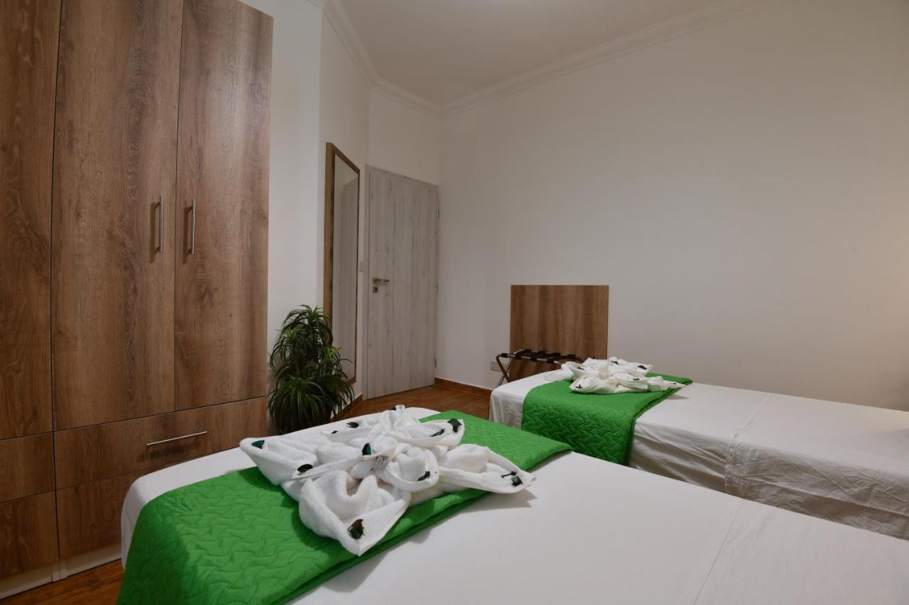 A Bed Of Roses Apartamento Marsalforn Exterior foto